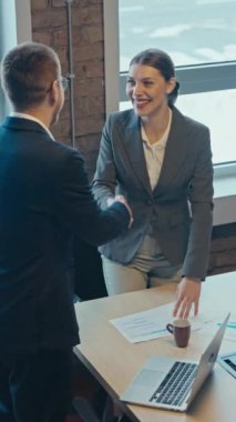 Dikey Ekran: Modern ofis ortamında profesyonel bir başarıyı kutlayan iş ekibi. Bir işyeri ortamında işbirliği, takım çalışması ve başarı kavramı.