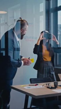 Dikey Ekran: Modern bir ofiste beyin fırtınası yapan iş adamları. İş yerinde takım çalışması, yenilik ve teknoloji güdümlü işbirliği kavramı.