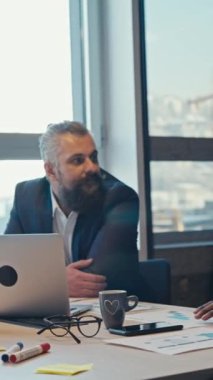 Dikey Ekran: Çeşitli iş adamları modern bir ofiste VR kulaklık ve dijital cihazlarla profesyonel bir toplantıya katıldı. Takım çalışması, yenilik ve işbirliği kavramı.