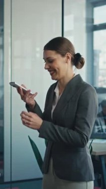 Dikey Ekran: İki iş adamı ofiste iyi haberleri kutluyor, bir telefon görüşmesi sonrasında keyifli bir tokalaşmayı paylaşıyorlar. Takım çalışması, başarı ve iş yeri kutlaması kavramı.