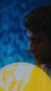 Dikey Ekran: Müslüman adam Ramazan ayında iftardan önce dua ediyor. Sonra da içeceği su ve güzel bir su ile orucu tutar. Ruhani bağlılık kavramı, inanç, dua, İslam geleneği.