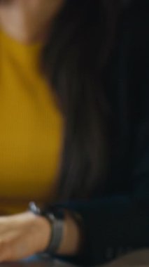 Dikey: Modern ofisteki iş kadını işten çıkarma uyarısı aldıktan sonra sıkıntıya tepki veriyor. Kafasını inançsızlık içinde tutarak şaşkına dönmüş görünüyor. İş kaybı, kariyer gerilemesi, şirket stresi..