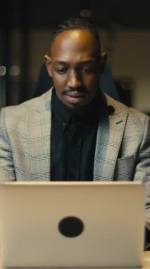 Dikey: Modern bir ofiste gece geç saatlere kadar çalışan bir iş adamı, dizüstü bilgisayarıyla meşgul. Bir meslektaşı ona destek vermek ya da gözünü korkutmak için yaklaşıyor. İşyeri işbirliği, adanmışlık, üstünlük