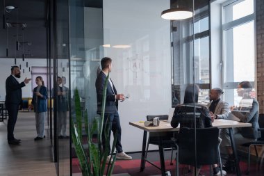 Yapay zeka stratejisini tartışan çeşitli profesyonellerle modern ofis toplantısı. Çağdaş bir çalışma alanında takım çalışması, teknoloji ve kurumsal yenilik kavramı.