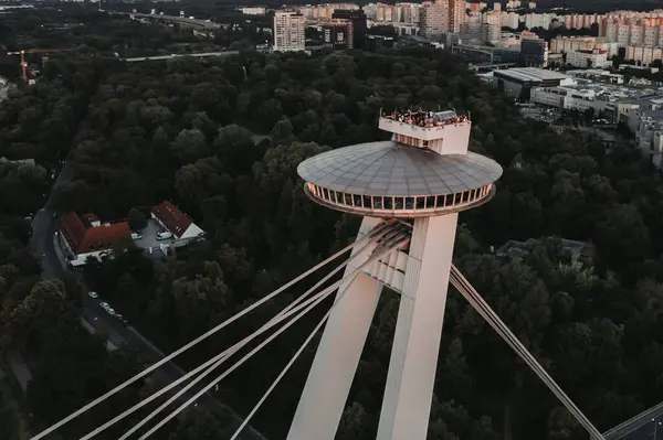 Bratislava, Slovakya 'daki SNP köprüsünün panorama görüntüsü. Yüksek kaliteli fotoğraf gündoğumunda ve altın saat arkaplanda mavi gökyüzü ile çekilmiştir.