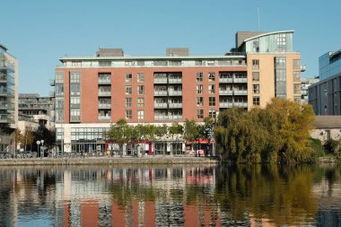 Dubllin, IRELAND, ECTOBER 12 2023 Dublin Rıhtımı 'nın modern bölümü, Silikon Rıhtımı. Yüksek çözünürlüklü durgun resim 