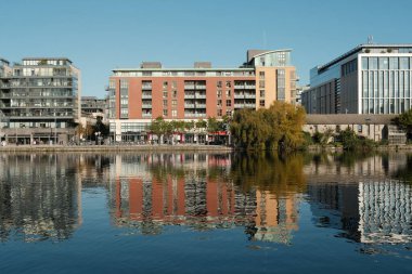 Dubllin, IRELAND, ECTOBER 12 2023 Dublin Rıhtımı 'nın modern bölümü, Silikon Rıhtımı. Yüksek çözünürlüklü durgun resim 