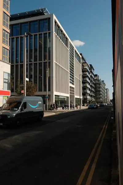 DUBLIN, IRELAND, ECTOBER 12: 2023: Sıcak bir sonbahar gününde Dublin Rıhtımı 'nın modern kısmı, Silikon Rıhtımı olarak bilinir. Yüksek çözünürlüklü dikey resim 