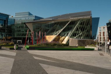 Dublin 'in yenilenmiş rıhtımlarındaki Büyük Kanal Meydanı manzarası. Merkezde Bord Gais Enerji Tiyatrosu, solda ise Accenture 's Global Genel Merkezi bulunuyor. Yüksek kalite fotoğraf