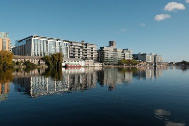 Dublin Rıhtımı 'nın modern kısmı, Silikon Rıhtımı olarak bilinir, sıcak bir sonbahar gününde. Yüksek çözünürlüklü durgun resim 