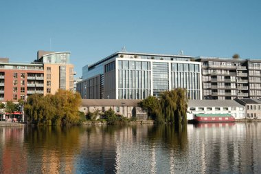 Dublin Rıhtımı 'nın modern kısmı, Silikon Rıhtımı olarak bilinir, sıcak bir sonbahar gününde. Yüksek çözünürlüklü durgun resim 