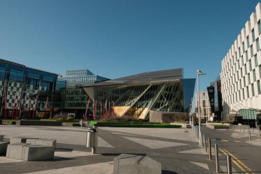 Dubllin, IRELAND, ECTOBER 12 2023 Dublin 'deki Büyük Kanal Meydanı' nın yenilenmiş hali. Merkezde Bord Gais Enerji Tiyatrosu, Aksanlar Küresel Merkez Ofisi solda.. 
