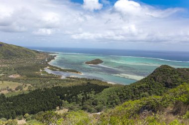 Turkuvaz suları, yemyeşil yemyeşil ve sakin gökyüzü ile nefes kesici bir kıyı manzarası, doğanın tadını çıkarmak için ideal.