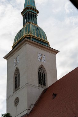 23 Temmuz 2024 'te Bratislava, Slovakya' daki Saint Martins Katedrali 'nin saat kulesi.