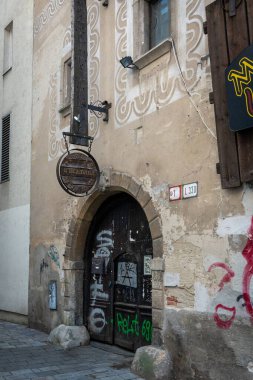 23 Temmuz 2024 'te Bratislava, Slovakya' da grafiti kaplı kemerli bir kapı.