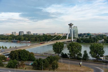 23 Temmuz 2024 'te Slovakya' nın Bratislava kentindeki Tuna Nehri 'ni geçen UFO Köprüsü