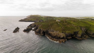 Nefes kesen bir hava fotoğrafı, çarpıcı engebeli kayalıklarını ve gür yeşilliklerini gözler önüne seren bir kıyı adasının çarpıcı güzelliğini yakalar.
