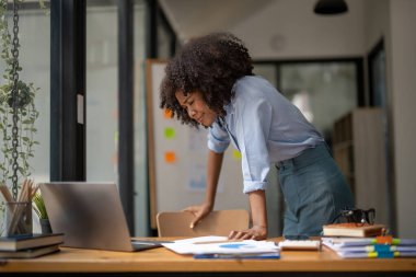 İş kadını stresli hissediyor. Stresli iş problemleriyle karşı karşıyayız. Mutsuz tavırlar. hayal kırıklığı