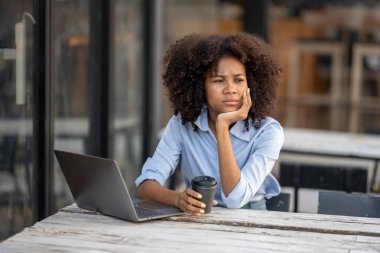 İş kadını işten dolayı stresli, işten sıkılmış, işten yorgun, işten yorgun, işten yorgun, iş kadını işini düşünüyor.