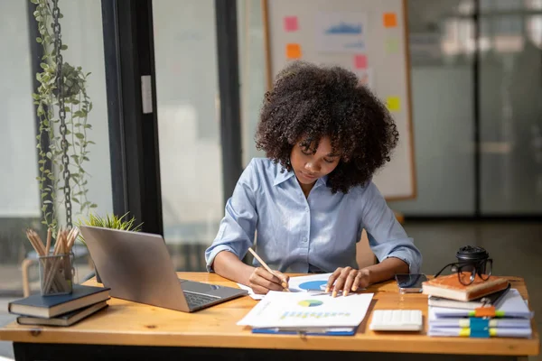 Schwarze Frau Sitzt Vor Ihrer Arbeit Büroarbeit Geschäftsfrau Sitzt Und — Stockfoto