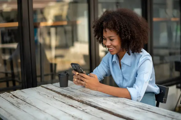  Akıllı telefondan Afro-Amerikalı kadın görüntülü arama, cep telefonuna mesaj yazma, cep telefonuna mesaj yazma, çevrimiçi iletişimden hoşlanma, geri bildirim