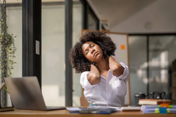 Zwarte Vrouw Stretching Als Gevolg Van Pijn Van Het Werk — Stockfoto