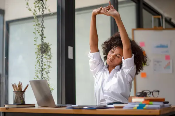 Zwarte Vrouw Stretching Als Gevolg Van Pijn Van Het Werk — Stockfoto