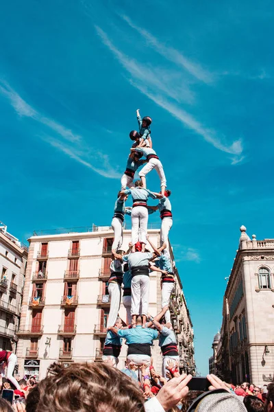 Castells adında bir insan piramidi. Katalan kültüründe eski bir gelenektir. Farklı yaz partilerinde kutlanır..