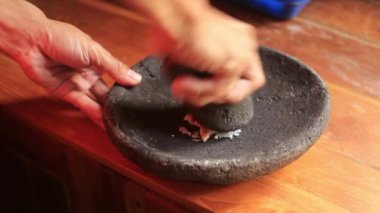 Geleneksel Thai stili yapan kadına yaklaşın, baharatları öğütün.