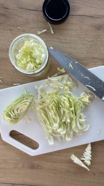 Cam kavanozda taze beyaz lahana. Kış için sebze hazırlama