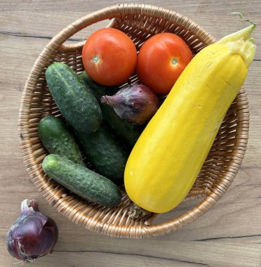 Ahşap zemin üzerinde olgun sonbahar sebzeleriyle dolu sepet.