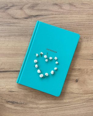 Flovers ve defter masanın üstünde. en üstteki görünüm