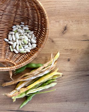 Ahşap bir masada kuru fasulye kasesi. Yukarıdan görüntüle.