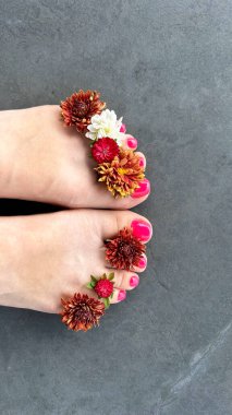 Çiçekli kaplıcada mükemmel pedikür kadın bacakları.