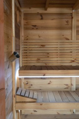 Yeni, boş bir saunanın içi.