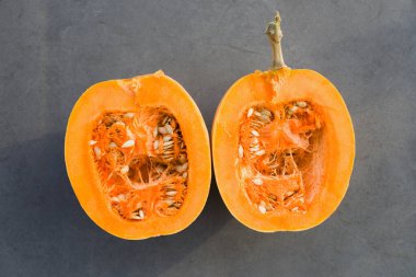 Gri arkaplanda kesilen balkabağının üst görünümü