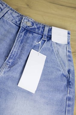 Beyaz boş giyim etiketi, kottaki tasarım için boş model etiketi