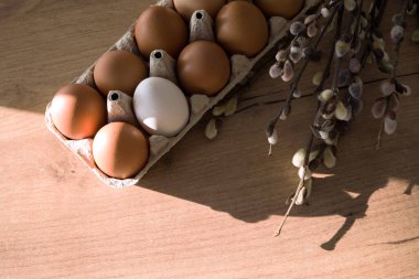 Tahta masadaki kutu içinde taze çiftlik yumurtaları. Yumurtalar yumurta kutularında.