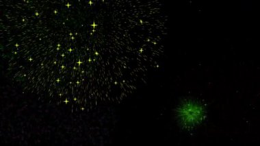 Gece gökyüzünde havai fişekler