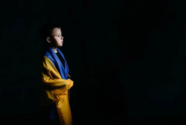 Ukrayna Bayrağında Küçük Bir Çocuk Duruyor Savaş Sırasında Ukraynalı Çocuklar — Stok fotoğraf