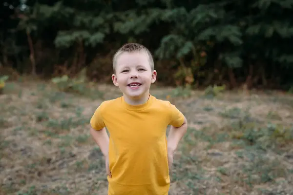 Küçük Mutlu Bir Çocuk Sokakta Sarı Bir Tişörtle Dikiliyor Bir — Stok fotoğraf