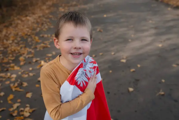 Yakışıklı Küçük Çocuk Gülümsüyor Polonya Bayrağına Sarılıyor Ulusal Bayrağı Olan — Stok fotoğraf