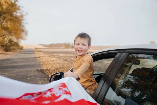 Kahverengi Kazaklı Küçük Bir Çocuk Gülümsüyor Elinde Polonya Bayrağını Tutuyor — Stok fotoğraf