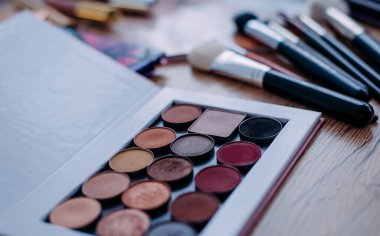 Profesyonel makyöz paleti. Makyaj fırçaları ve göz farı. Kadın makyajı için makyaj malzemeleri. Yukarıdan bak. Kadın güzelliği ve cilt bakımı ürünleri kavramı.