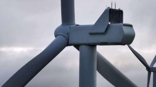 Zbliżenie Orbity Turbin Windfarm Obracających Się Wietrze — Wideo stockowe