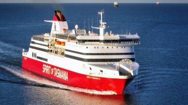 Melbourne, VIC, Avustralya - 9 Nisan 2022 - Tazmanya Ruhu okyanusta Melbourne Limanı 'na doğru yelken açıyor. Bu çekim feribotu geçerken izler.. 