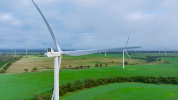 Windfarm Turbíny Rotující Větru Mraky Pohybující Kolem — Stock video