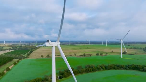 Pullback Shot Windfarm Turbines Show Countryside — стоковое видео