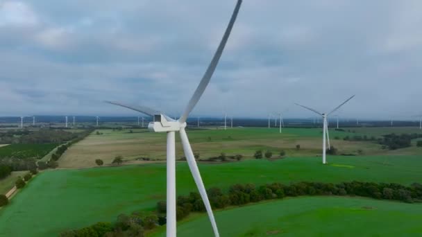 Órbita Torno Turbinas Eólicas Para Revelar Fazenda Campo — Vídeo de Stock