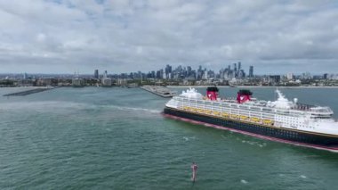 Melbourne, VIC, Avustralya - 4-Nov-2023 - Disney Wonder Cruise gemisi ilk ziyaretinden sonra Melbourne 'den ayrılıyor.